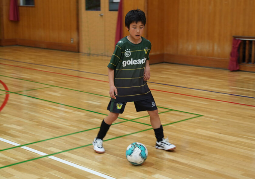 フットサルでボールを取り合う様子